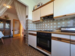 Fridge, oven, stovetop - Holiday apartment with air conditioning (Valbandon)