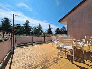 Outdoor dining - Holiday apartment with air conditioning (Valbandon)