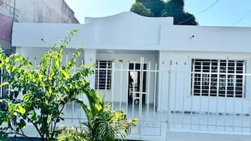 Vista frontal de la propiedad