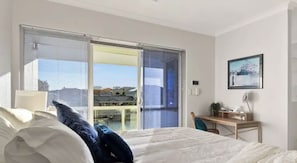 4 habitaciones, escritorio y tabla de planchar con plancha