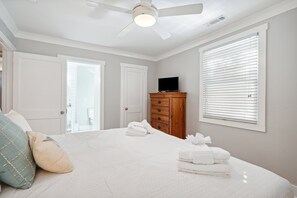 5 bedrooms, iron/ironing board, free WiFi, bed sheets - Oasis w/ Private Pool, Pets considered, 2 Houses from beach access- The Pink House (Isle Of Palms)