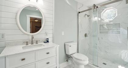Oasis w/ Private Pool, Pets considered, 2 Houses from beach access- The Pink House