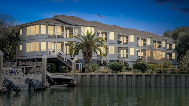 A multi-story hotel with a dock and boats. - 501 MOORINGS - Marina View, Pool. Fully renovated. Perfect for Family, Boaters, Golfers (Isle Of Palms)