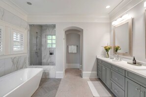 Shower, hair dryer, towels, soap - 7 Bedroom Oceanview Kiawah Vanderhorst Estate with Pool (Kiawah Island)