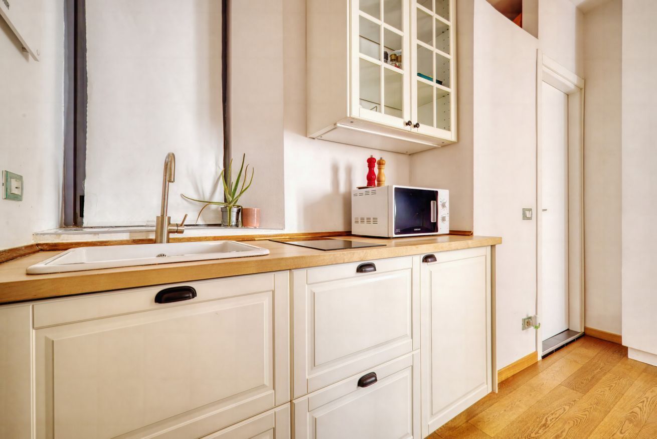 Kühlschrank, Mikrowelle, Ofen, Herdplatte