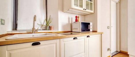 Een koelkast, een microgolfoven, een oven, een kookplaat