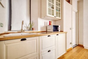 Kühlschrank, Mikrowelle, Ofen, Herdplatte