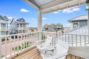Terrace/patio - Lovely sound front oasis with golf, luxe pool, gym, loft & views - walk to beach (Port Aransas)