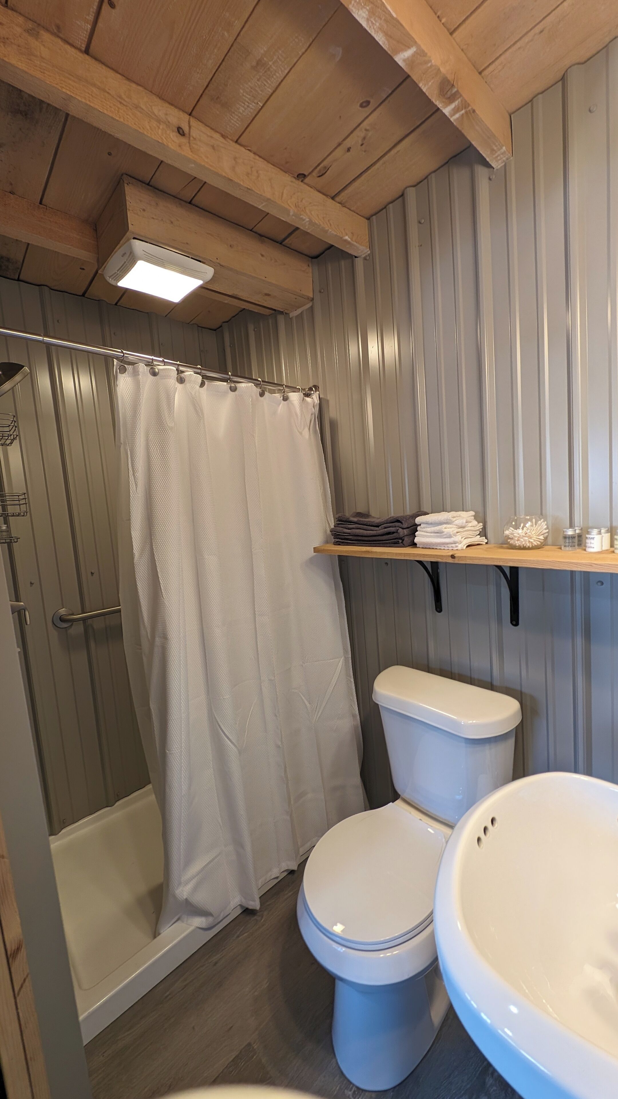 Douche, sèche-cheveux, serviettes fournies, savon