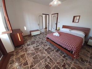 3 slaapkamers, een strijkplank/strijkijzer, beddengoed