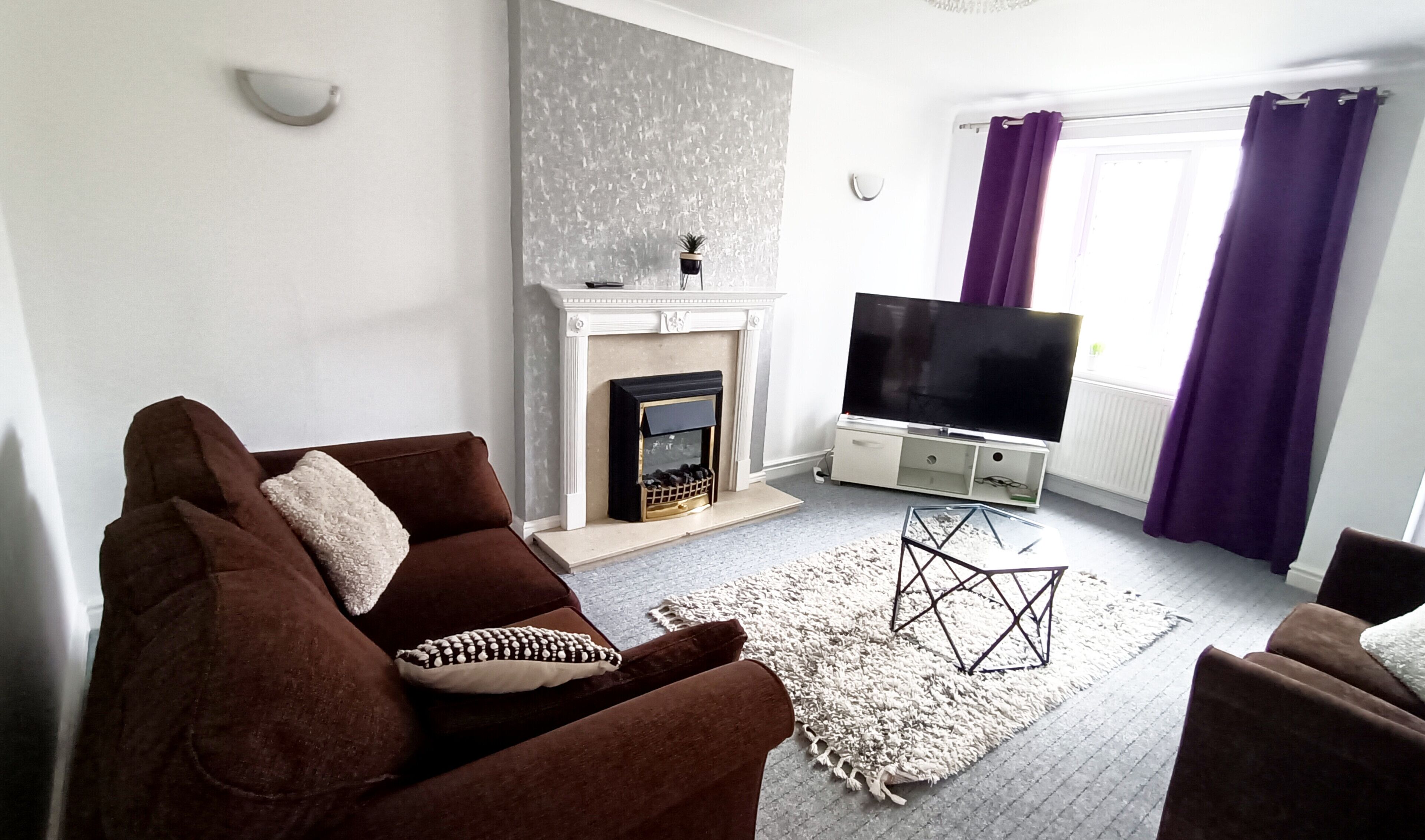 Standard-Haus | Wohnbereich | 50-Zoll-Smart-TV mit Digitalempfang, Kamin, Netflix