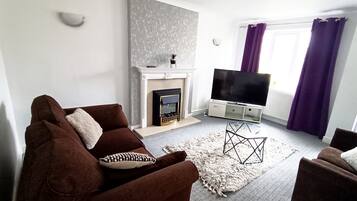 Rumah Standar | Area keluarga | Smart TV 50-inci dengan saluran TV digital, perapian, dan Netflix