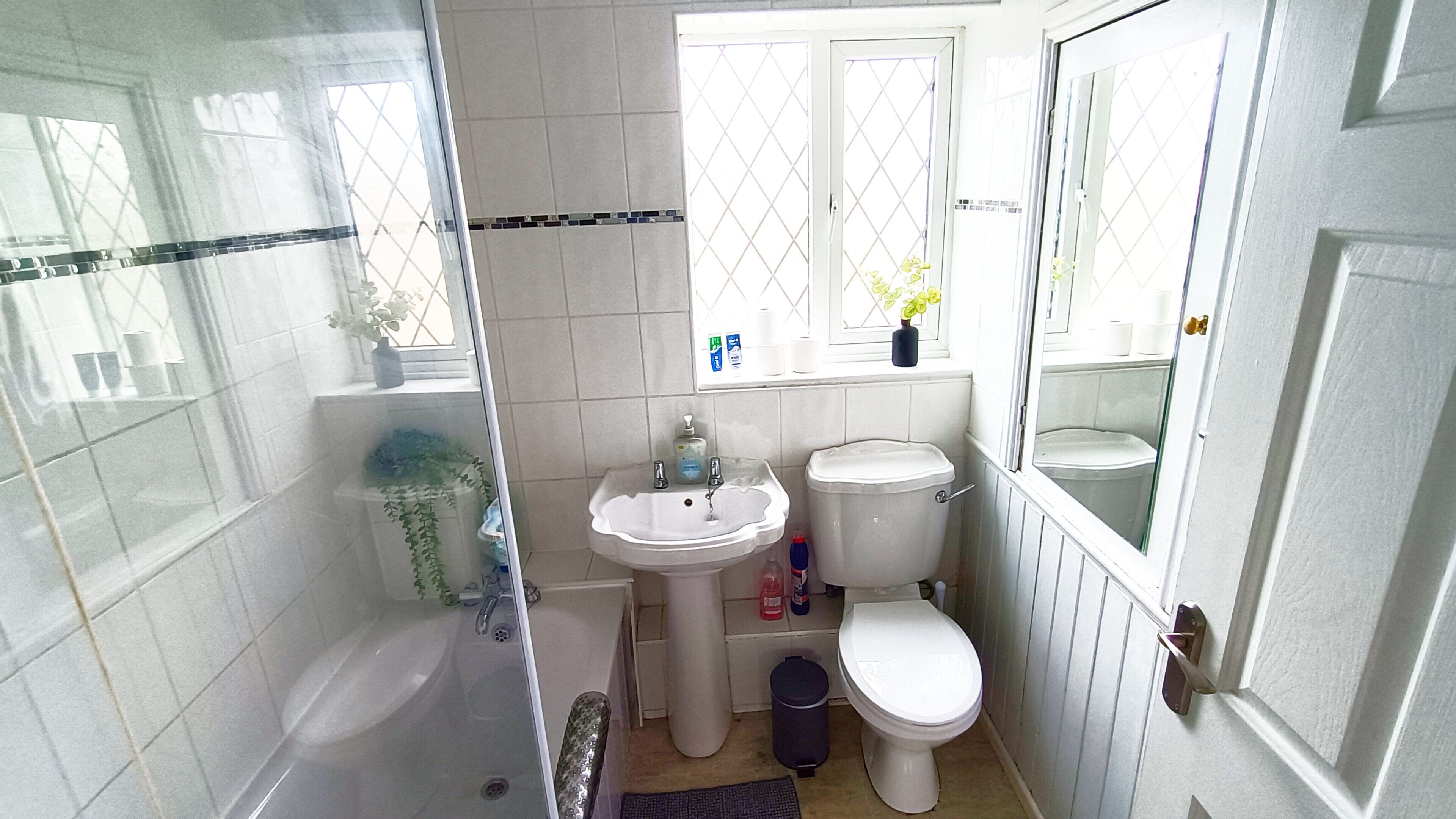 Rumah Standar | Kamar mandi | Kombinasi shower/bathtub, handuk,  dan tisu toilet