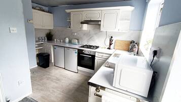 Standard House | Private kitchen | Fridge, microwave, oven, stovetop