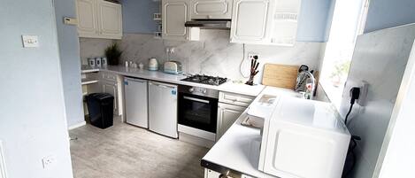 Standard House | Private kitchen | Fridge, microwave, oven, stovetop