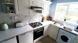 Standard House | Private kitchen | Fridge, microwave, oven, stovetop - Cozy 3-Bed Family Home with Free Parking (Huddersfield)