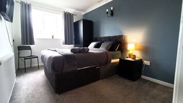 Rumah Standar | 3 kamar tidur, meja kerja, Wi-Fi gratis, dan seprai linen