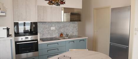 Réfrigérateur, micro-ondes, lave-vaisselle, cafetière/bouilloire