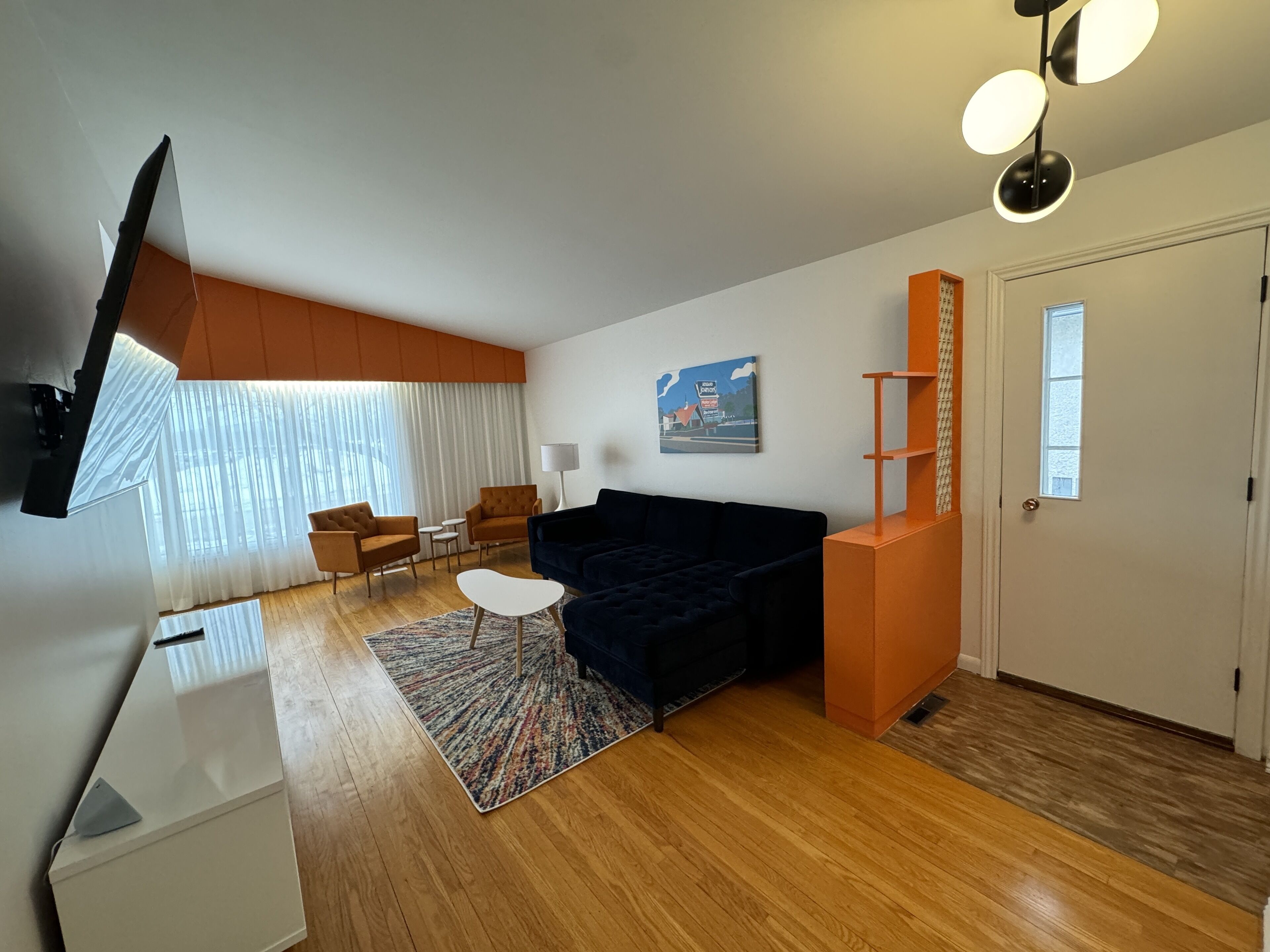 Nhà | Khu phòng khách | Smart TV 80-inch có truyền hình kỹ thuật số 