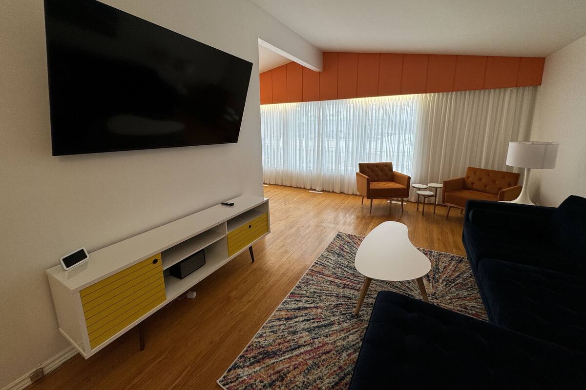 Hus | Oppholdsområde | En 80-tommers smart-TV med digitale kanaler