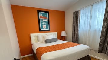 House | 3 bedrooms, laptop workspace, blackout drapes, iron/ironing board