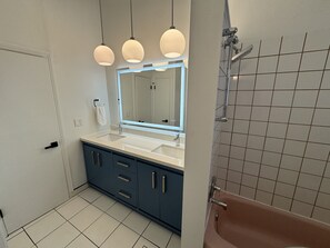 House | Bathroom | Combined shower/bathtub, free toiletries, hair dryer, towels - Hojo House Winnipeg (Winnipeg)