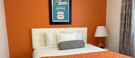 Hus | 3 soverom, skrivebord for bærbar PC og blendingsgardiner