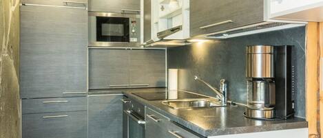 Refrigerador, microondas, lavavajillas, utensilios de cocina