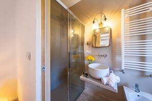 Shower, bidet - Charming Masseria Don Sisto - First Floor (Alberobello)