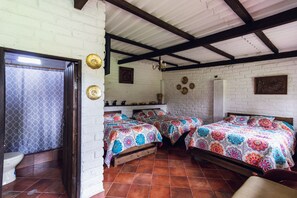 Habitación triple estándar, vista al jardín | Edredón, decoración personalizada y muebles diferentes 