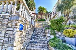 Property grounds - Holiday apartment with air conditioning (Rabac)