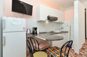 Kühlschrank, Herdplatte, Wasserkocher mit Kaffee-/Teezubehör