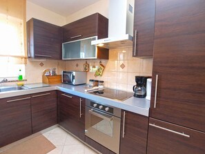 Fridge, microwave, oven, stovetop - Holiday apartment with air conditioning (Labin)