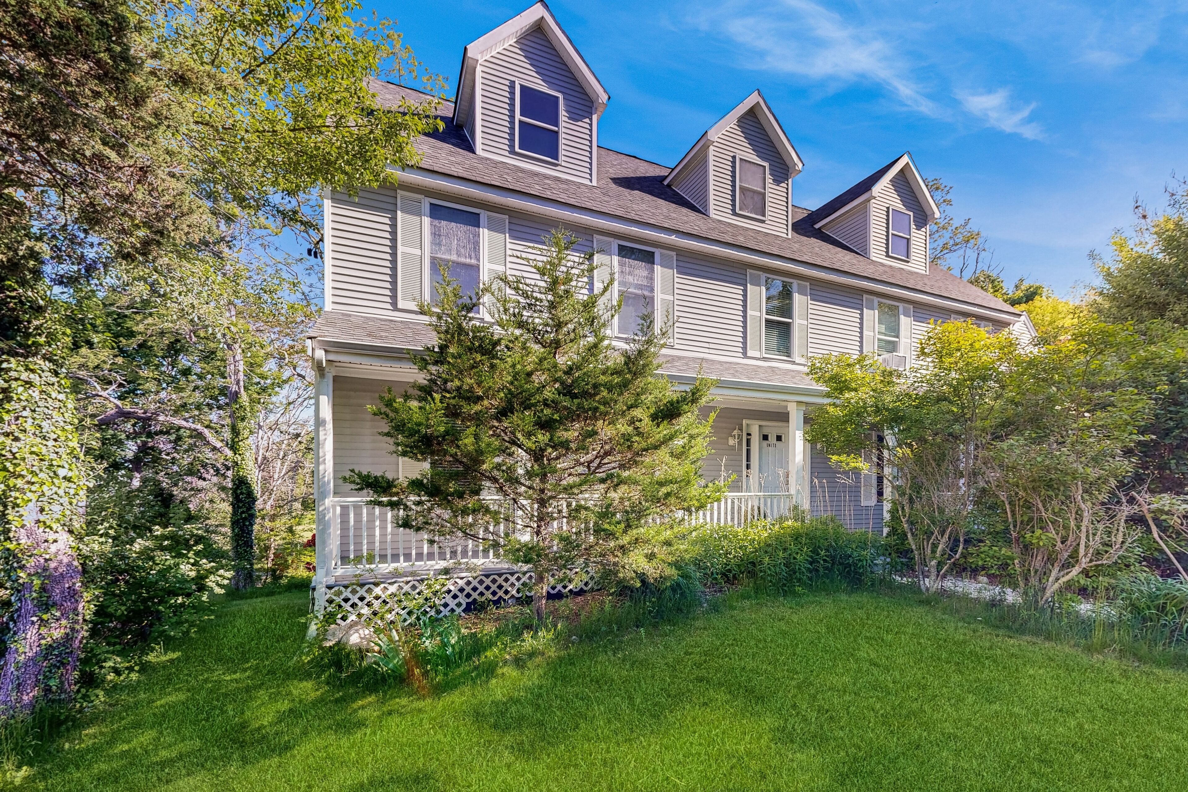 2-story home with pool table, foosball table, beach gear, bikes, grill, deck, AC