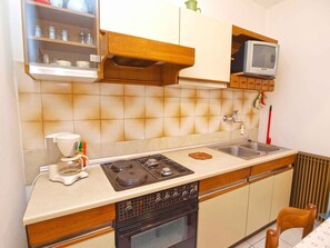 Kühlschrank, Ofen, Herdplatte, Wasserkocher mit Kaffee-/Teezubehör