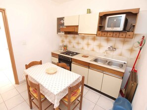 冷蔵庫、オーブン、コンロ、調理器具と食器