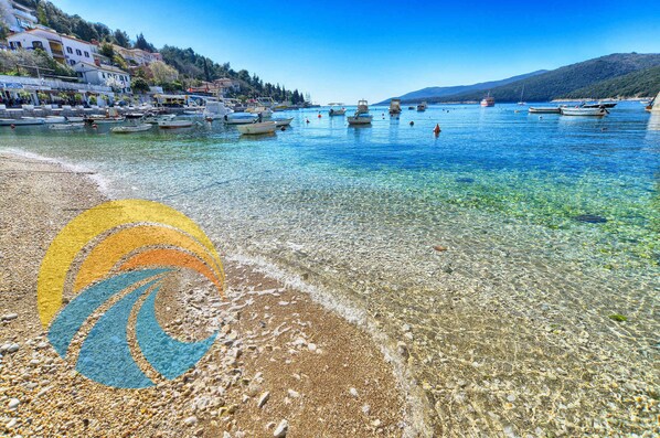 Una playa cerca