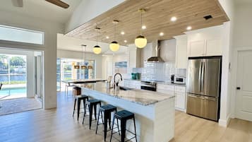 Refrigerador, microondas, horno, placa de cocina