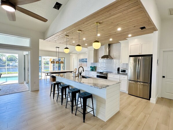 Kylskåp, mikrovågsugn, ugn och spishäll