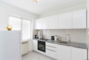 Fridge, microwave, oven, stovetop - Holiday apartment with air conditioning (Rabac)