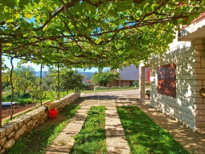 Property grounds - Holiday apartment with air conditioning (Rabac)