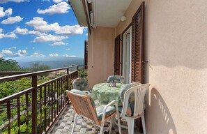Outdoor dining - Holiday apartment with air conditioning (Rabac)