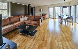 TV, fireplace - 4 bedroom gorgeous home in Lindesnes (Lindesnes)