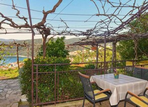 Outdoor dining - Holiday apartment with air conditioning (Rabac)