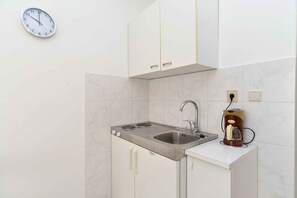 Kühlschrank, Herdplatte, Kochgeschirr/Geschirr/Besteck