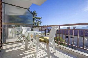 Outdoor dining - Holiday apartment with air conditioning (Rabac)