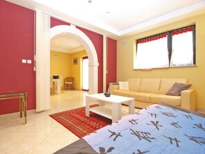 TV - Holiday apartment mit Terrasse (Štinjan)