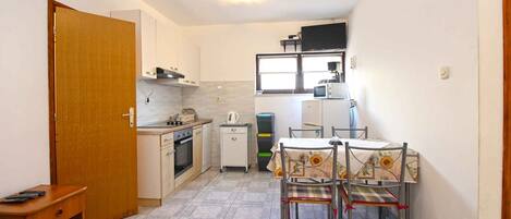 Fridge, oven, stovetop, cookware/dishes/utensils