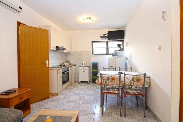 Fridge, oven, stovetop, cookware/dishes/utensils