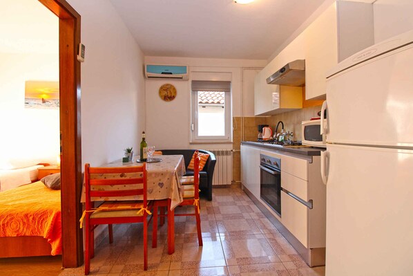 Fridge, microwave, oven, stovetop